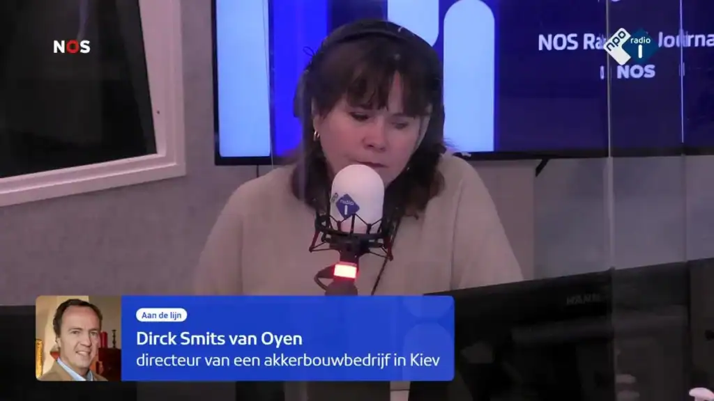 Screenshot of a NOS Radio 1 studio interview with Dirck Smits van Oyen regarding evacuations during the Ukraine war.