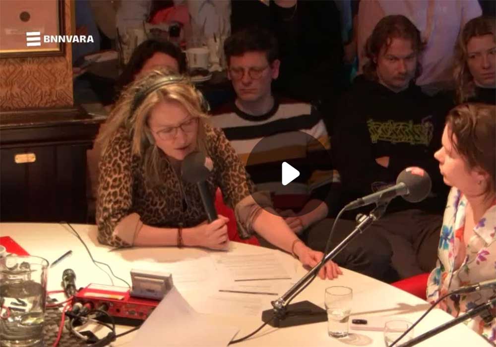 Radio presenter Willemijn Veenhoven interviewing Iris Koppe about Protect Ukraine during 'Spijkers met Koppen'.